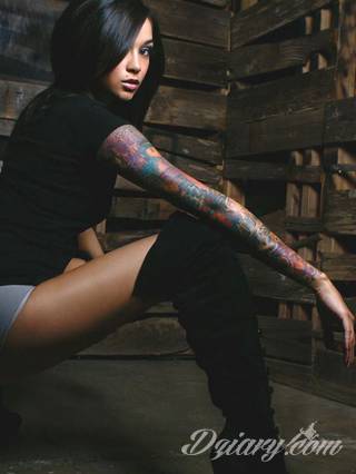 Niesamowite w swojej formie tatuaże-rękawy zajmują cała powierzchnię ramiona i przedramiona. Tworzą jednolitą zdobiącą ciało całość. Taki graficzny rękaw na skórze to tatuaż szczególnie ciekawy w przypadku aktywnych, silnych mężczyzn. 