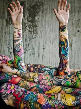 Niesamowite w swojej formie tatuaże-rękawy zajmują cała powierzchnię ramiona i przedramiona. Tworzą jednolitą zdobiącą ciało całość. Taki graficzny rękaw na skórze to tatuaż szczególnie ciekawy w przypadku aktywnych, silnych mężczyzn. 