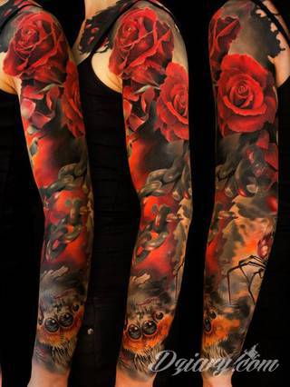 Niesamowite w swojej formie tatuaże-rękawy zajmują cała powierzchnię ramiona i przedramiona. Tworzą jednolitą zdobiącą ciało całość. Taki graficzny rękaw na skórze to tatuaż szczególnie ciekawy w przypadku aktywnych, silnych mężczyzn. 