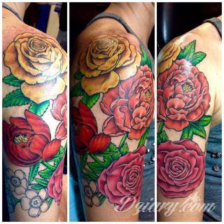 Niesamowite w swojej formie tatuaże-rękawy zajmują cała powierzchnię ramiona i przedramiona. Tworzą jednolitą zdobiącą ciało całość. Taki graficzny rękaw na skórze to tatuaż szczególnie ciekawy w przypadku aktywnych, silnych mężczyzn. 