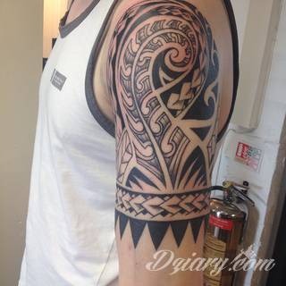 Niesamowite w swojej formie tatuaże-rękawy zajmują cała powierzchnię ramiona i przedramiona. Tworzą jednolitą zdobiącą ciało całość. Taki graficzny rękaw na skórze to tatuaż szczególnie ciekawy w przypadku aktywnych, silnych mężczyzn. 