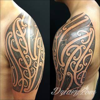 Niesamowite w swojej formie tatuaże-rękawy zajmują cała powierzchnię ramiona i przedramiona. Tworzą jednolitą zdobiącą ciało całość. Taki graficzny rękaw na skórze to tatuaż szczególnie ciekawy w przypadku aktywnych, silnych mężczyzn. 