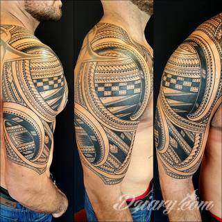 Niesamowite w swojej formie tatuaże-rękawy zajmują cała powierzchnię ramiona i przedramiona. Tworzą jednolitą zdobiącą ciało całość. Taki graficzny rękaw na skórze to tatuaż szczególnie ciekawy w przypadku aktywnych, silnych mężczyzn. 