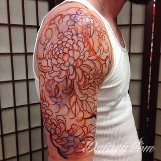 Niesamowite w swojej formie tatuaże-rękawy zajmują cała powierzchnię ramiona i przedramiona. Tworzą jednolitą zdobiącą ciało całość. Taki graficzny rękaw na skórze to tatuaż szczególnie ciekawy w przypadku aktywnych, silnych mężczyzn. 