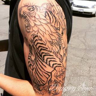 Niesamowite w swojej formie tatuaże-rękawy zajmują cała powierzchnię ramiona i przedramiona. Tworzą jednolitą zdobiącą ciało całość. Taki graficzny rękaw na skórze to tatuaż szczególnie ciekawy w przypadku aktywnych, silnych mężczyzn. 