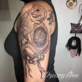 Niesamowite w swojej formie tatuaże-rękawy zajmują cała powierzchnię ramiona i przedramiona. Tworzą jednolitą zdobiącą ciało całość. Taki graficzny rękaw na skórze to tatuaż szczególnie ciekawy w przypadku aktywnych, silnych mężczyzn. 