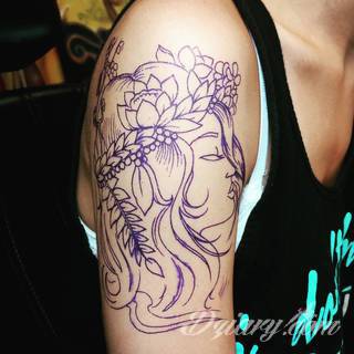 Niesamowite w swojej formie tatuaże-rękawy zajmują cała powierzchnię ramiona i przedramiona. Tworzą jednolitą zdobiącą ciało całość. Taki graficzny rękaw na skórze to tatuaż szczególnie ciekawy w przypadku aktywnych, silnych mężczyzn. 