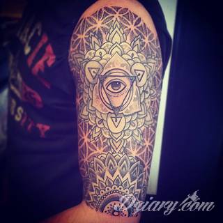 Niesamowite w swojej formie tatuaże-rękawy zajmują cała powierzchnię ramiona i przedramiona. Tworzą jednolitą zdobiącą ciało całość. Taki graficzny rękaw na skórze to tatuaż szczególnie ciekawy w przypadku aktywnych, silnych mężczyzn. 