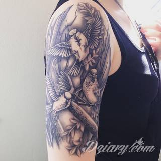 Niesamowite w swojej formie tatuaże-rękawy zajmują cała powierzchnię ramiona i przedramiona. Tworzą jednolitą zdobiącą ciało całość. Taki graficzny rękaw na skórze to tatuaż szczególnie ciekawy w przypadku aktywnych, silnych mężczyzn. 