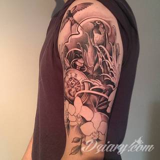 Niesamowite w swojej formie tatuaże-rękawy zajmują cała powierzchnię ramiona i przedramiona. Tworzą jednolitą zdobiącą ciało całość. Taki graficzny rękaw na skórze to tatuaż szczególnie ciekawy w przypadku aktywnych, silnych mężczyzn. 