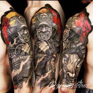 Niesamowite w swojej formie tatuaże-rękawy zajmują cała powierzchnię ramiona i przedramiona. Tworzą jednolitą zdobiącą ciało całość. Taki graficzny rękaw na skórze to tatuaż szczególnie ciekawy w przypadku aktywnych, silnych mężczyzn. 