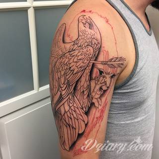 Niesamowite w swojej formie tatuaże-rękawy zajmują cała powierzchnię ramiona i przedramiona. Tworzą jednolitą zdobiącą ciało całość. Taki graficzny rękaw na skórze to tatuaż szczególnie ciekawy w przypadku aktywnych, silnych mężczyzn. 