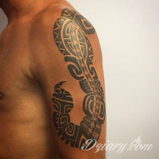 Niesamowite w swojej formie tatuaże-rękawy zajmują cała powierzchnię ramiona i przedramiona. Tworzą jednolitą zdobiącą ciało całość. Taki graficzny rękaw na skórze to tatuaż szczególnie ciekawy w przypadku aktywnych, silnych mężczyzn. 