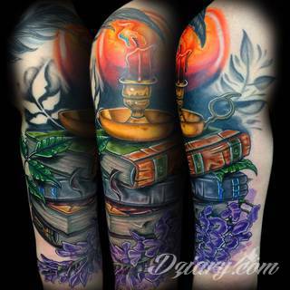 Niesamowite w swojej formie tatuaże-rękawy zajmują cała powierzchnię ramiona i przedramiona. Tworzą jednolitą zdobiącą ciało całość. Taki graficzny rękaw na skórze to tatuaż szczególnie ciekawy w przypadku aktywnych, silnych mężczyzn. 