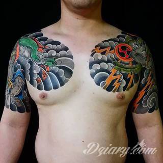 Niesamowite w swojej formie tatuaże-rękawy zajmują cała powierzchnię ramiona i przedramiona. Tworzą jednolitą zdobiącą ciało całość. Taki graficzny rękaw na skórze to tatuaż szczególnie ciekawy w przypadku aktywnych, silnych mężczyzn. 