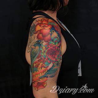 Niesamowite w swojej formie tatuaże-rękawy zajmują cała powierzchnię ramiona i przedramiona. Tworzą jednolitą zdobiącą ciało całość. Taki graficzny rękaw na skórze to tatuaż szczególnie ciekawy w przypadku aktywnych, silnych mężczyzn. 