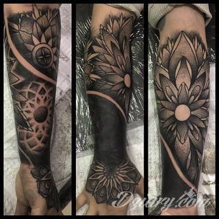 Niesamowite w swojej formie tatuaże-rękawy zajmują cała powierzchnię ramiona i przedramiona. Tworzą jednolitą zdobiącą ciało całość. Taki graficzny rękaw na skórze to tatuaż szczególnie ciekawy w przypadku aktywnych, silnych mężczyzn. 