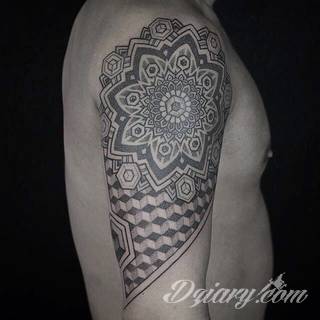 Niesamowite w swojej formie tatuaże-rękawy zajmują cała powierzchnię ramiona i przedramiona. Tworzą jednolitą zdobiącą ciało całość. Taki graficzny rękaw na skórze to tatuaż szczególnie ciekawy w przypadku aktywnych, silnych mężczyzn. 