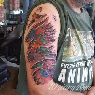 Niesamowite w swojej formie tatuaże-rękawy zajmują cała powierzchnię ramiona i przedramiona. Tworzą jednolitą zdobiącą ciało całość. Taki graficzny rękaw na skórze to tatuaż szczególnie ciekawy w przypadku aktywnych, silnych mężczyzn. 