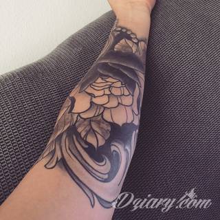 Niesamowite w swojej formie tatuaże-rękawy zajmują cała powierzchnię ramiona i przedramiona. Tworzą jednolitą zdobiącą ciało całość. Taki graficzny rękaw na skórze to tatuaż szczególnie ciekawy w przypadku aktywnych, silnych mężczyzn. 