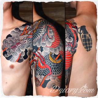 Niesamowite w swojej formie tatuaże-rękawy zajmują cała powierzchnię ramiona i przedramiona. Tworzą jednolitą zdobiącą ciało całość. Taki graficzny rękaw na skórze to tatuaż szczególnie ciekawy w przypadku aktywnych, silnych mężczyzn. 