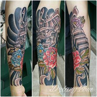 Niesamowite w swojej formie tatuaże-rękawy zajmują cała powierzchnię ramiona i przedramiona. Tworzą jednolitą zdobiącą ciało całość. Taki graficzny rękaw na skórze to tatuaż szczególnie ciekawy w przypadku aktywnych, silnych mężczyzn. 