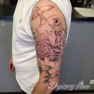 Niesamowite w swojej formie tatuaże-rękawy zajmują cała powierzchnię ramiona i przedramiona. Tworzą jednolitą zdobiącą ciało całość. Taki graficzny rękaw na skórze to tatuaż szczególnie ciekawy w przypadku aktywnych, silnych mężczyzn. 