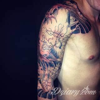 Niesamowite w swojej formie tatuaże-rękawy zajmują cała powierzchnię ramiona i przedramiona. Tworzą jednolitą zdobiącą ciało całość. Taki graficzny rękaw na skórze to tatuaż szczególnie ciekawy w przypadku aktywnych, silnych mężczyzn. 