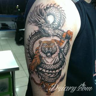 Niesamowite w swojej formie tatuaże-rękawy zajmują cała powierzchnię ramiona i przedramiona. Tworzą jednolitą zdobiącą ciało całość. Taki graficzny rękaw na skórze to tatuaż szczególnie ciekawy w przypadku aktywnych, silnych mężczyzn. 