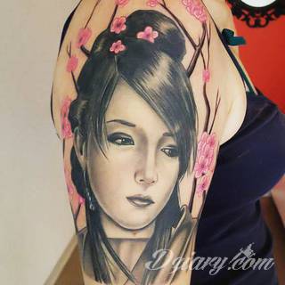 Niesamowite w swojej formie tatuaże-rękawy zajmują cała powierzchnię ramiona i przedramiona. Tworzą jednolitą zdobiącą ciało całość. Taki graficzny rękaw na skórze to tatuaż szczególnie ciekawy w przypadku aktywnych, silnych mężczyzn. 