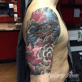 Niesamowite w swojej formie tatuaże-rękawy zajmują cała powierzchnię ramiona i przedramiona. Tworzą jednolitą zdobiącą ciało całość. Taki graficzny rękaw na skórze to tatuaż szczególnie ciekawy w przypadku aktywnych, silnych mężczyzn. 