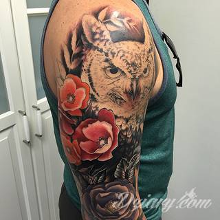 Niesamowite w swojej formie tatuaże-rękawy zajmują cała powierzchnię ramiona i przedramiona. Tworzą jednolitą zdobiącą ciało całość. Taki graficzny rękaw na skórze to tatuaż szczególnie ciekawy w przypadku aktywnych, silnych mężczyzn. 