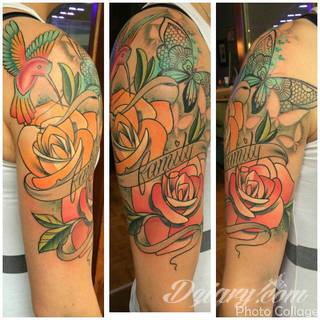 Niesamowite w swojej formie tatuaże-rękawy zajmują cała powierzchnię ramiona i przedramiona. Tworzą jednolitą zdobiącą ciało całość. Taki graficzny rękaw na skórze to tatuaż szczególnie ciekawy w przypadku aktywnych, silnych mężczyzn. 