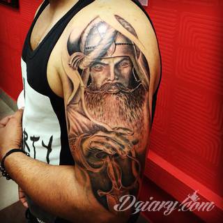 Niesamowite w swojej formie tatuaże-rękawy zajmują cała powierzchnię ramiona i przedramiona. Tworzą jednolitą zdobiącą ciało całość. Taki graficzny rękaw na skórze to tatuaż szczególnie ciekawy w przypadku aktywnych, silnych mężczyzn. 