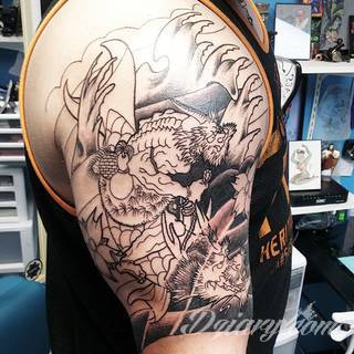 Niesamowite w swojej formie tatuaże-rękawy zajmują cała powierzchnię ramiona i przedramiona. Tworzą jednolitą zdobiącą ciało całość. Taki graficzny rękaw na skórze to tatuaż szczególnie ciekawy w przypadku aktywnych, silnych mężczyzn. 