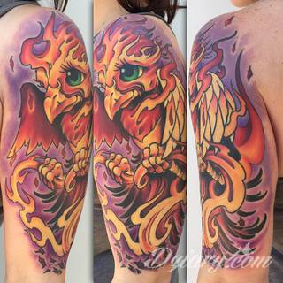 Niesamowite w swojej formie tatuaże-rękawy zajmują cała powierzchnię ramiona i przedramiona. Tworzą jednolitą zdobiącą ciało całość. Taki graficzny rękaw na skórze to tatuaż szczególnie ciekawy w przypadku aktywnych, silnych mężczyzn. 