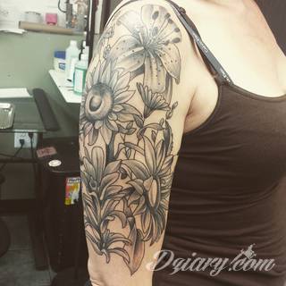 Niesamowite w swojej formie tatuaże-rękawy zajmują cała powierzchnię ramiona i przedramiona. Tworzą jednolitą zdobiącą ciało całość. Taki graficzny rękaw na skórze to tatuaż szczególnie ciekawy w przypadku aktywnych, silnych mężczyzn. 