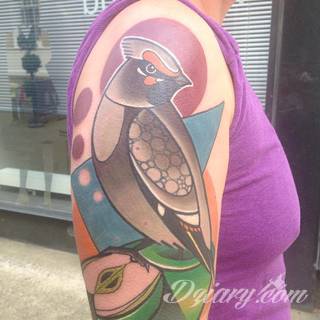 Niesamowite w swojej formie tatuaże-rękawy zajmują cała powierzchnię ramiona i przedramiona. Tworzą jednolitą zdobiącą ciało całość. Taki graficzny rękaw na skórze to tatuaż szczególnie ciekawy w przypadku aktywnych, silnych mężczyzn. 