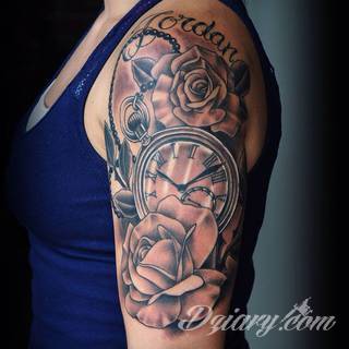 Niesamowite w swojej formie tatuaże-rękawy zajmują cała powierzchnię ramiona i przedramiona. Tworzą jednolitą zdobiącą ciało całość. Taki graficzny rękaw na skórze to tatuaż szczególnie ciekawy w przypadku aktywnych, silnych mężczyzn. 