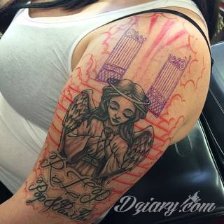 Niesamowite w swojej formie tatuaże-rękawy zajmują cała powierzchnię ramiona i przedramiona. Tworzą jednolitą zdobiącą ciało całość. Taki graficzny rękaw na skórze to tatuaż szczególnie ciekawy w przypadku aktywnych, silnych mężczyzn. 