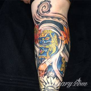 Niesamowite w swojej formie tatuaże-rękawy zajmują cała powierzchnię ramiona i przedramiona. Tworzą jednolitą zdobiącą ciało całość. Taki graficzny rękaw na skórze to tatuaż szczególnie ciekawy w przypadku aktywnych, silnych mężczyzn. 