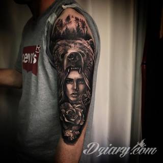 Niesamowite w swojej formie tatuaże-rękawy zajmują cała powierzchnię ramiona i przedramiona. Tworzą jednolitą zdobiącą ciało całość. Taki graficzny rękaw na skórze to tatuaż szczególnie ciekawy w przypadku aktywnych, silnych mężczyzn. 