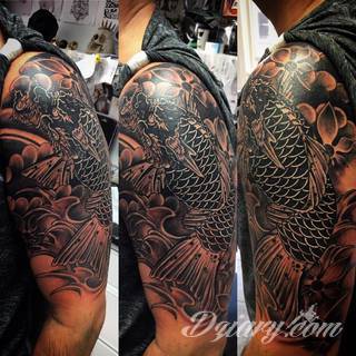 Niesamowite w swojej formie tatuaże-rękawy zajmują cała powierzchnię ramiona i przedramiona. Tworzą jednolitą zdobiącą ciało całość. Taki graficzny rękaw na skórze to tatuaż szczególnie ciekawy w przypadku aktywnych, silnych mężczyzn. 