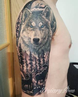 Niesamowite w swojej formie tatuaże-rękawy zajmują cała powierzchnię ramiona i przedramiona. Tworzą jednolitą zdobiącą ciało całość. Taki graficzny rękaw na skórze to tatuaż szczególnie ciekawy w przypadku aktywnych, silnych mężczyzn. 