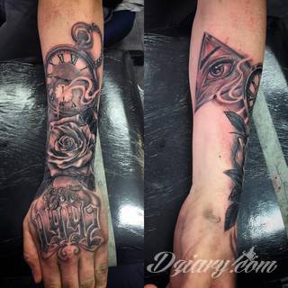 Niesamowite w swojej formie tatuaże-rękawy zajmują cała powierzchnię ramiona i przedramiona. Tworzą jednolitą zdobiącą ciało całość. Taki graficzny rękaw na skórze to tatuaż szczególnie ciekawy w przypadku aktywnych, silnych mężczyzn. 