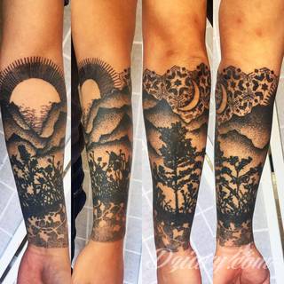 Niesamowite w swojej formie tatuaże-rękawy zajmują cała powierzchnię ramiona i przedramiona. Tworzą jednolitą zdobiącą ciało całość. Taki graficzny rękaw na skórze to tatuaż szczególnie ciekawy w przypadku aktywnych, silnych mężczyzn. 