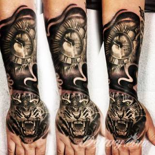 Niesamowite w swojej formie tatuaże-rękawy zajmują cała powierzchnię ramiona i przedramiona. Tworzą jednolitą zdobiącą ciało całość. Taki graficzny rękaw na skórze to tatuaż szczególnie ciekawy w przypadku aktywnych, silnych mężczyzn. 