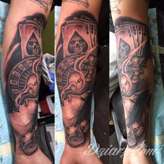 Niesamowite w swojej formie tatuaże-rękawy zajmują cała powierzchnię ramiona i przedramiona. Tworzą jednolitą zdobiącą ciało całość. Taki graficzny rękaw na skórze to tatuaż szczególnie ciekawy w przypadku aktywnych, silnych mężczyzn. 