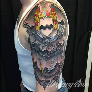 Niesamowite w swojej formie tatuaże-rękawy zajmują cała powierzchnię ramiona i przedramiona. Tworzą jednolitą zdobiącą ciało całość. Taki graficzny rękaw na skórze to tatuaż szczególnie ciekawy w przypadku aktywnych, silnych mężczyzn. 