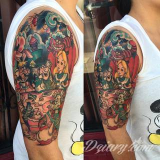 Niesamowite w swojej formie tatuaże-rękawy zajmują cała powierzchnię ramiona i przedramiona. Tworzą jednolitą zdobiącą ciało całość. Taki graficzny rękaw na skórze to tatuaż szczególnie ciekawy w przypadku aktywnych, silnych mężczyzn. 